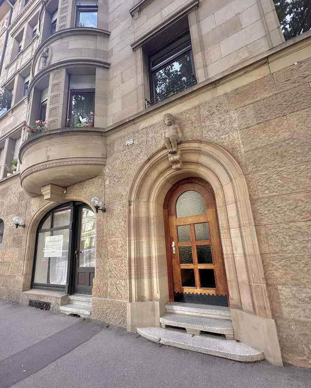 Altbau-Eingang mit Rundbogentür in der Schwabstraße 177