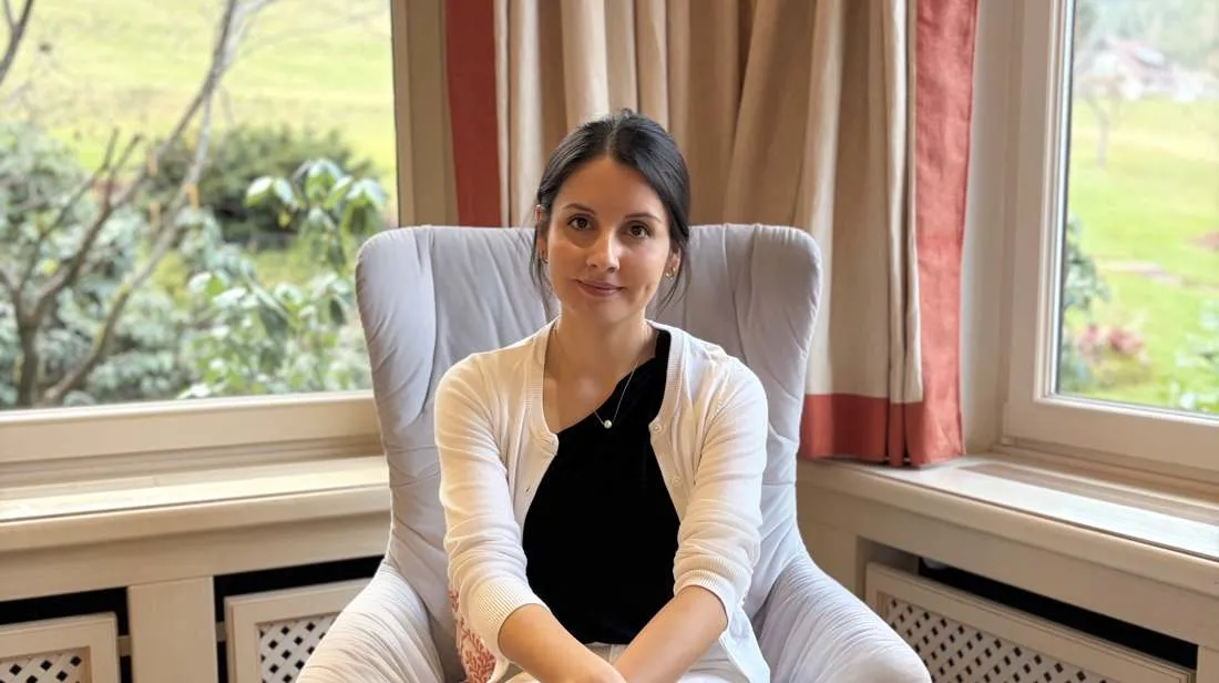 Talia Lang in ihrem Beratungsraum am Fenster mit Gartenblick